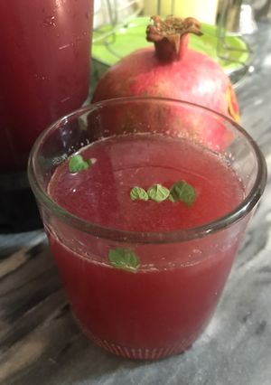 A picture of Pomegranate juice 🥤.