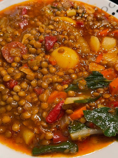 Una foto de Lentejas especiales con verduras y chorizo