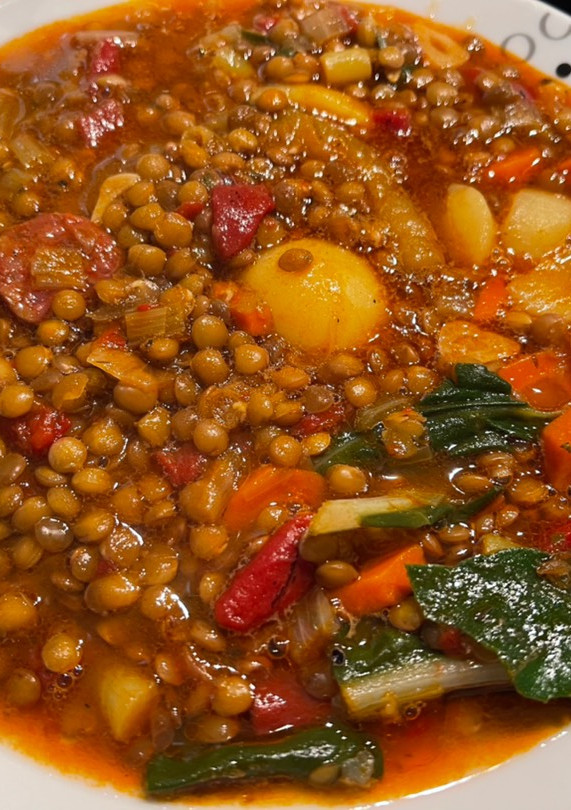 Una foto de Lentejas especiales con verduras y chorizo