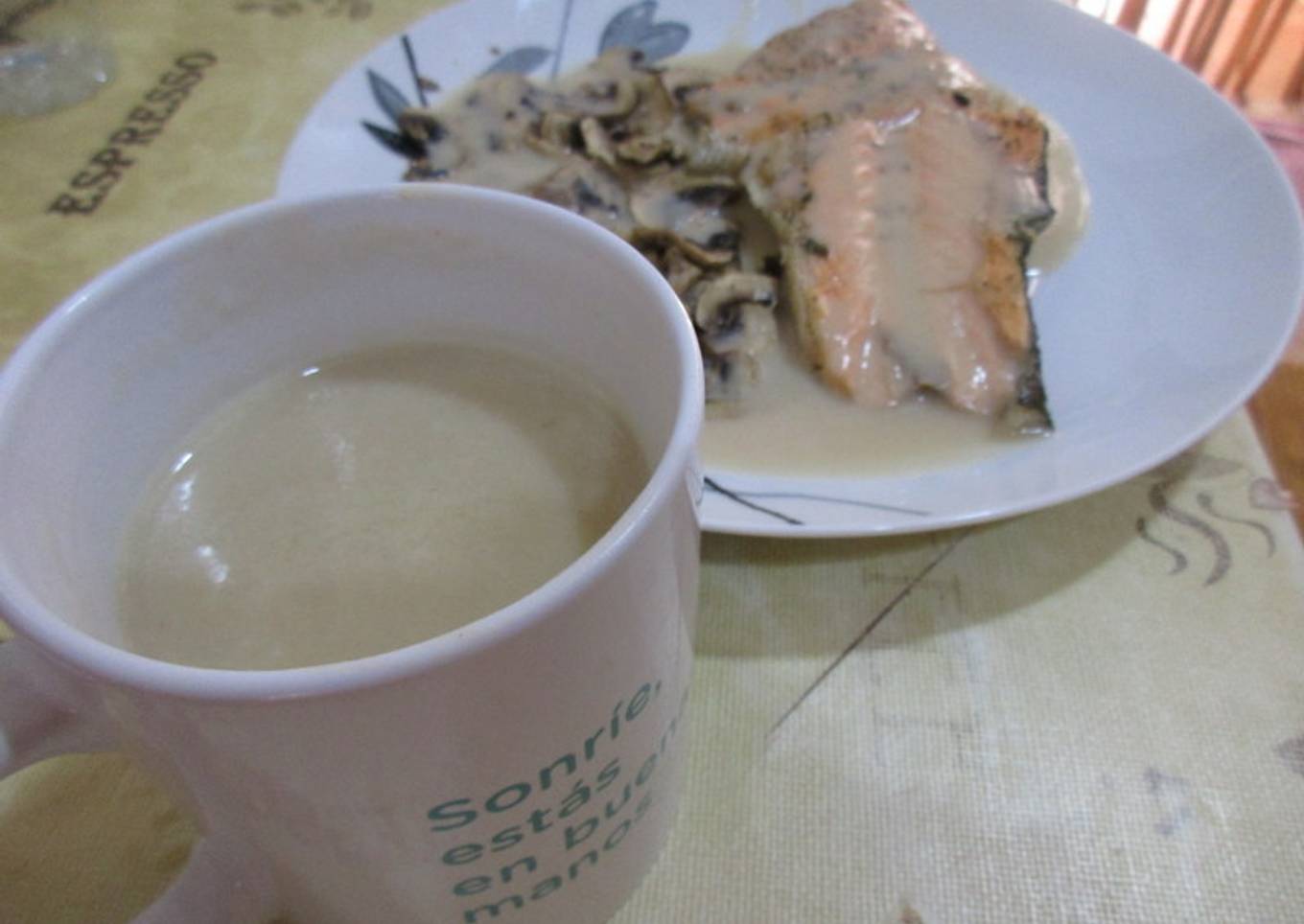 Salmón al vapor con champiñones y crema de salmón con gambas (Thermomix)