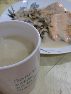 Una foto de Salmón al vapor con champiñones y crema de salmón con gambas (Thermomix)
