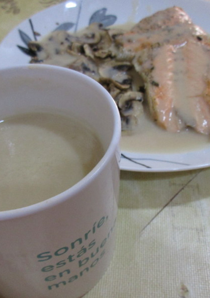 Una foto de Salmón al vapor con champiñones y crema de salmón con gambas (Thermomix)