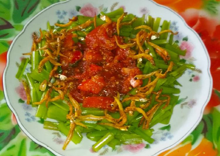 Bagaimana Menyiapkan Brambang asem batang kangkung, Bisa Manjain Lidah