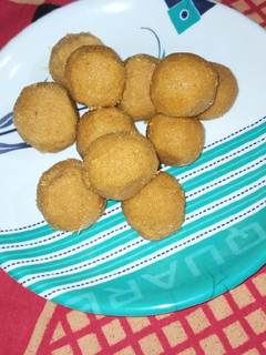 बेसन के लड्डू (Besan ke ladoo recipe in hindi) रेसिपी मुख्य फोटो
