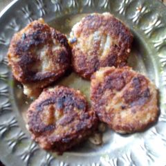 A picture of Raw banana potato fritters.