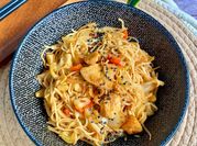 Una foto de noodles al teriyaki y pollo