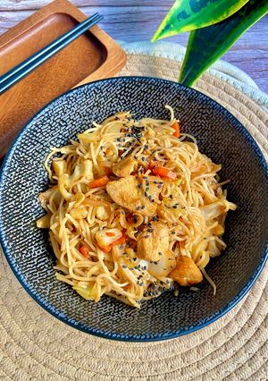 Una foto de Noodles de pollo y hortalizas