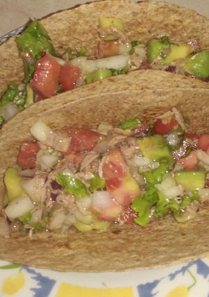 Una foto de Tortillas con ensalada y atún