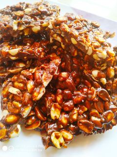 मूंगफली चिक्की (moongfali chikki recipe in hindi) रेसिपी मुख्य फोटो