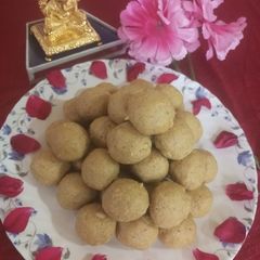 A picture of Besan ladoo.