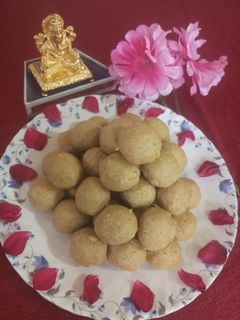 A picture of Besan ladoo.