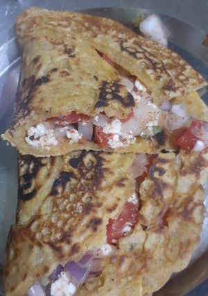 बेसन से बना स्वादिष्ट चिला(besan ka chilla recipe in hindi) रेसिपी मुख्य फोटो