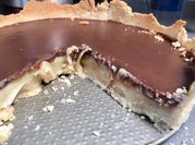 Una foto de ganache de chocolate postre