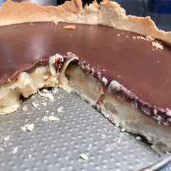 Una foto de Tarta de manjar con ganache de chocolate