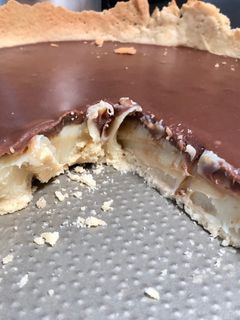 Una foto de Tarta de manjar con ganache de chocolate