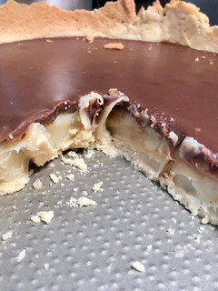 Una foto de Tarta de manjar con ganache de chocolate