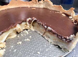 Una foto de Tarta de manjar con ganache de chocolate