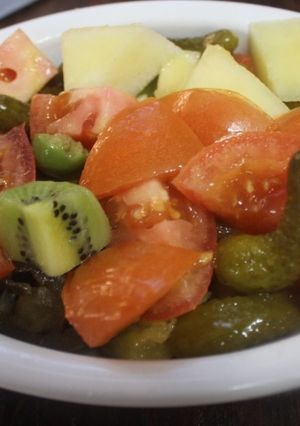 Una foto de Ensalada de kiwi, tomate y melón  #RevistaCookpad