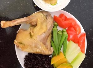 Hình của món Ức gà hấp muối xả chanh.