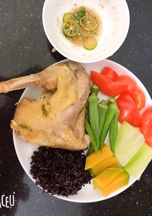 Hình của món Ức gà hấp muối xả chanh.