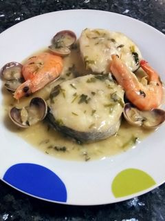 Una foto de Merluza en salsa con almejas y langostinos