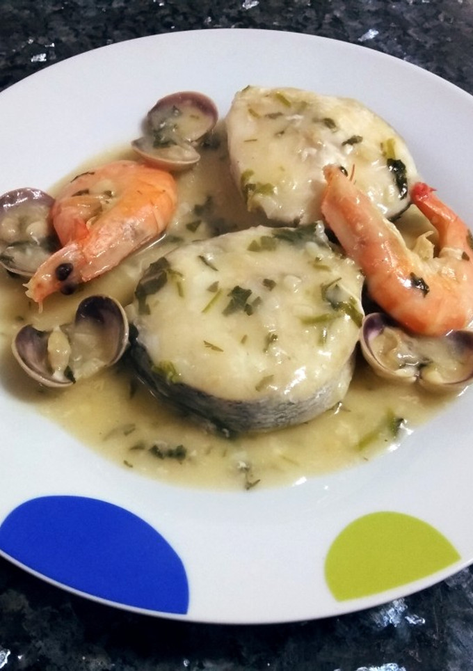 Una foto de Merluza en salsa con almejas y langostinos