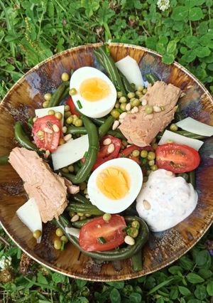 Une photo de Salade de haricots verts et de petits pois au thon, sauce au yaourt
