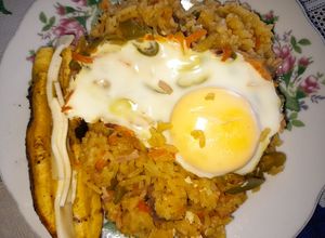 Una foto de Arroz con verduras, carnes, mortadela y huevo