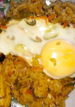 Una foto de Arroz con verduras, carnes, mortadela y huevo