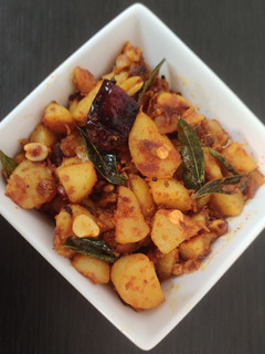 ஆலூ கெட்டே மசாலா பல்யா  (potato masala) (Aloo kette masala palya recipe in tamil) செய்முறை முக்கிய புகைப்படம்