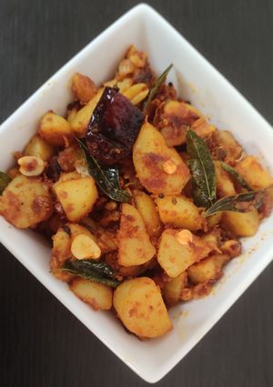 ஆலூ கெட்டே மசாலா பல்யா (potato masala) (Aloo kette masala palya recipe in tamil) செய்முறை முக்கிய புகைப்படம்