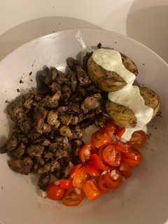 Una foto de Mollejas y papas asadas con salsa de queso feta