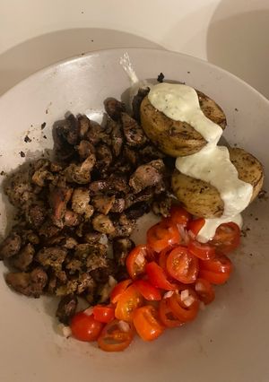 Una foto de Mollejas y papas asadas con salsa de queso feta