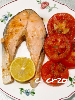Una foto de Salmón con tomate aliñado