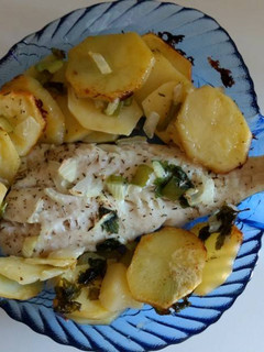 Una foto de Merluza con patatas al horno