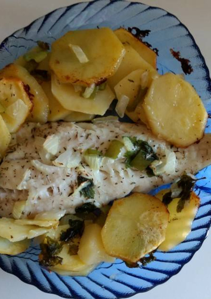Una foto de Merluza con patatas al horno