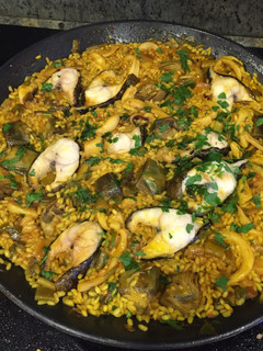 Una foto de Arroz alicantino con morena, calamares y verduritas