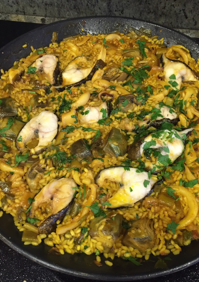 Una foto de Arroz alicantino con morena, calamares y verduritas