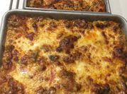 Una foto de lasagna de pollo fácil