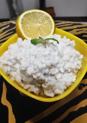 A picture of Oats & dry fig porridge.