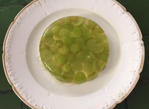 Una foto de Gelatina de vino con uvas