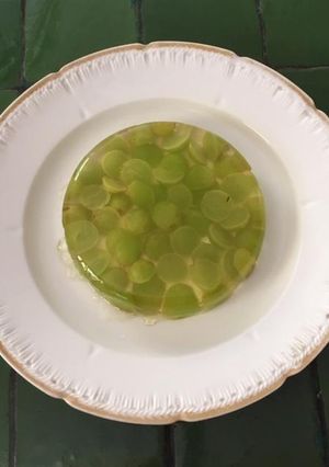 Una foto de Gelatina de vino con uvas