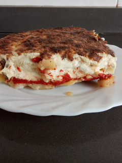 Una foto de Pastel improvisado de patata, p. del piquillo y brandada bacalao