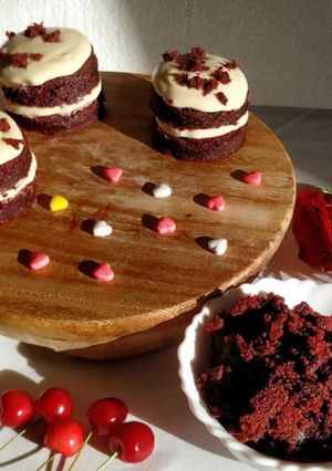 મીની રેડ વેલ્વેટ ક્રીમ ચીઝ કેક બાઇટ્સ (Mini Red Velvet Cream Cheese Cake Bites Recipe In Gujarati) રેસીપી મુખ્ય ફોટો