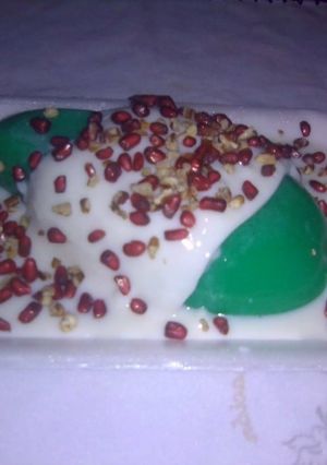 Una foto de Gelatina en forma de chile en nogada