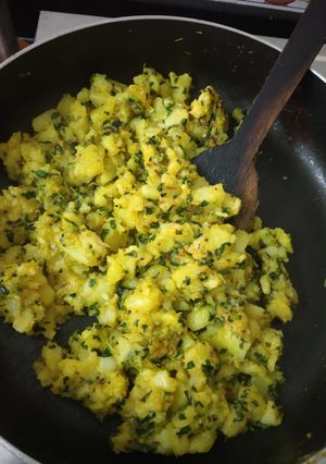 મેથી બટાકા નું શાક. (Methi Bataka Shak Recipe In Gujarati) રેસીપી મુખ્ય ફોટો