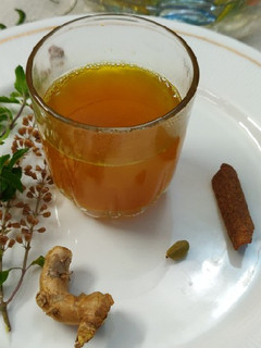 हर्बल ग्रीन टी (Herbal green tea recipe in hindi) रेसिपी मुख्य फोटो