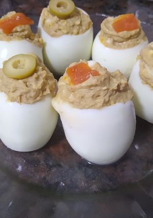 Una foto de Huevo relleno parado!