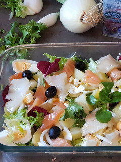 Una foto de Ensalada de Patatas y ahumados..Salmón y bacalao