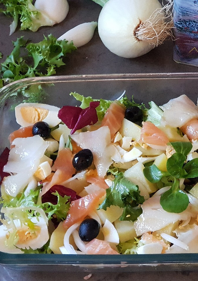 Una foto de Ensalada de Patatas y ahumados..Salmón y bacalao
